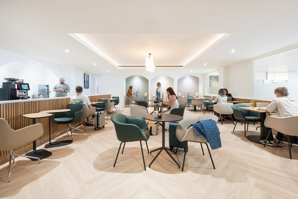 Escape Lounge – East Midlands (EMA), Main Terminal – seating area