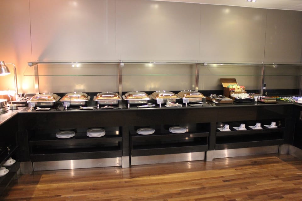 Saudia Alfursan Golden First Class Lounge – Riyadh Airport (RUH) – dining area