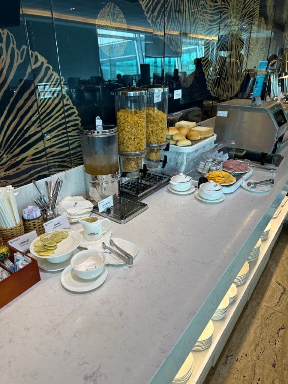 Apricot Lounge – Ho Chi Minh City Tan Son Nhat Airport (SGN) – dining area