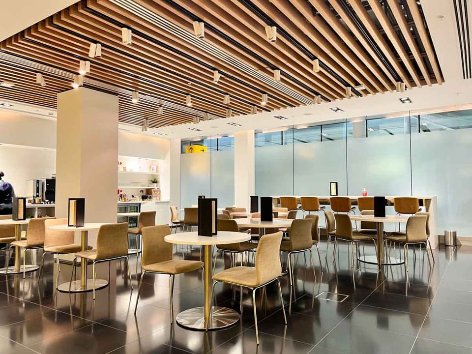 United Arrivals Lounge – Heathrow Airport (LHR), Terminal 2 – lounge interior