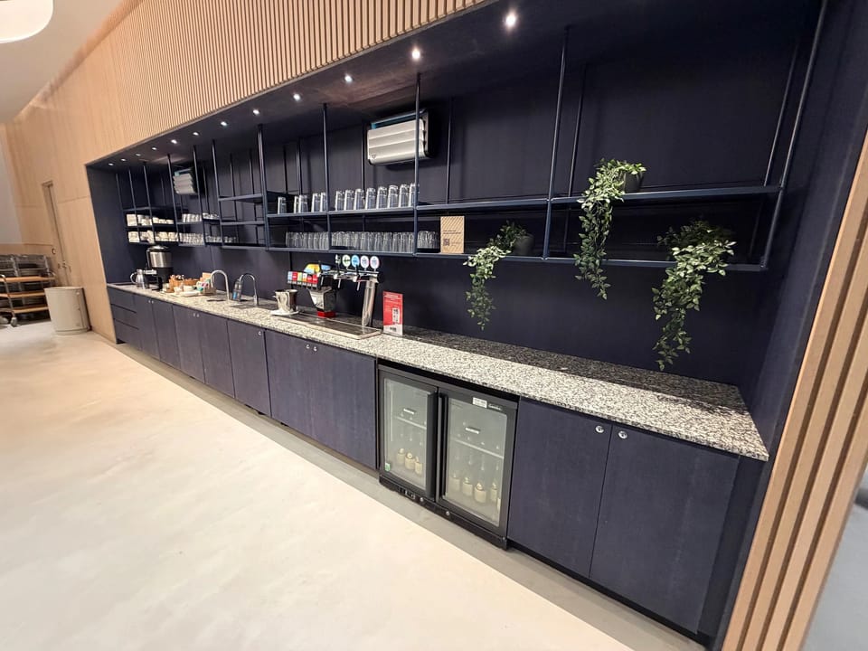 Finnair Business Lounge (Non Schengen area) – Helsinki Airport (HEL), non Schengen departures – bar