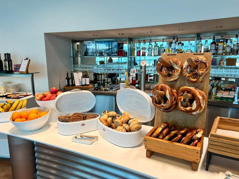 Lufthansa Business Lounge H24 – Munich Airport (MUC), Terminal 2 – dining area
