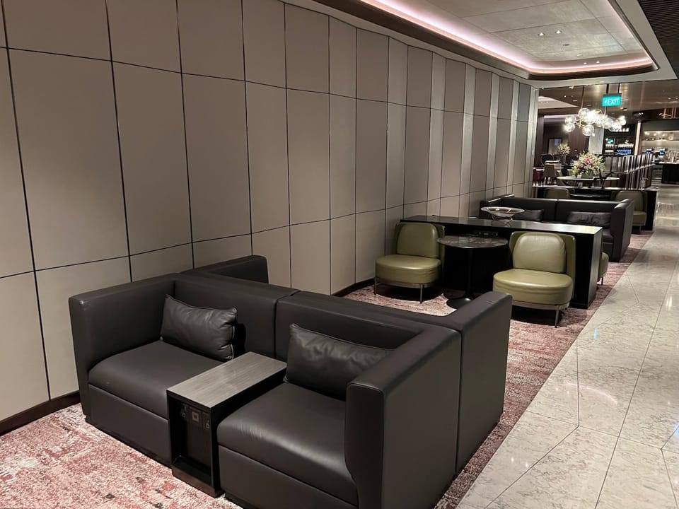 Singapore Airlines First Class Lounge – Singapore Changi Airport (SIN) – seating area