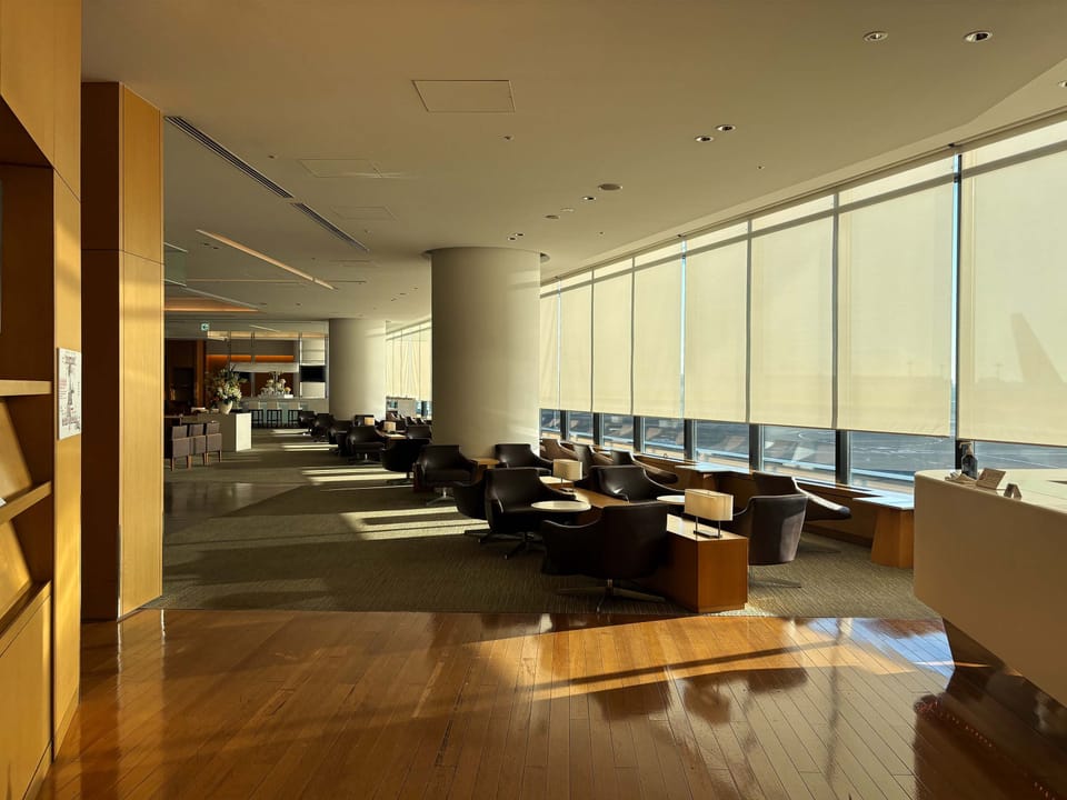 Japan Airlines Sakura Lounge (International) – Tokyo Narita Airport (NRT), Terminal 2 – lounge interior