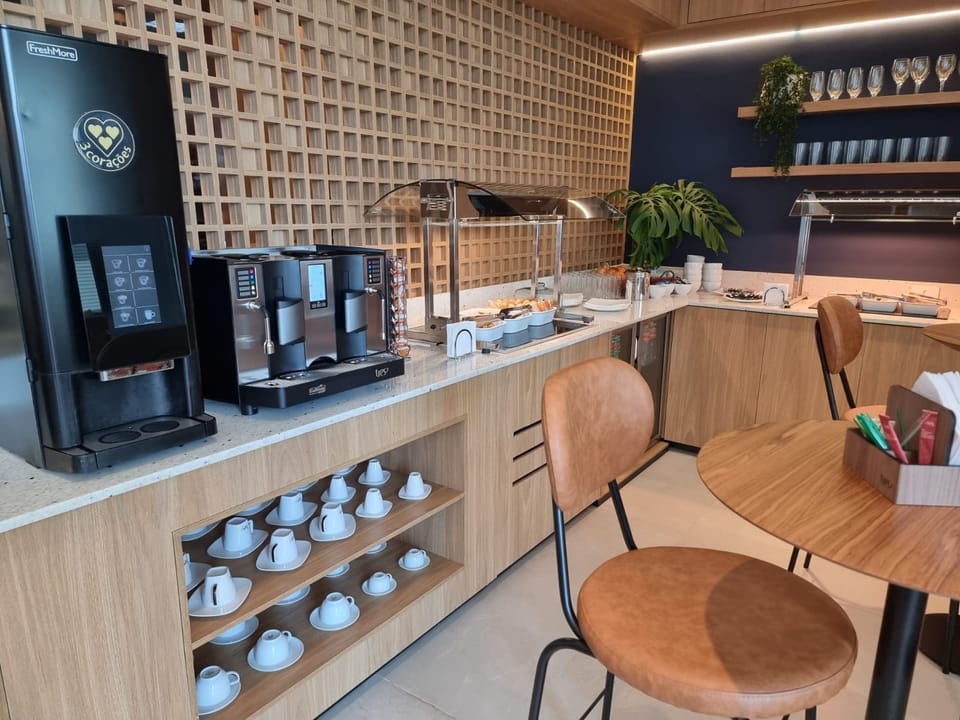 Coworking - Latitude – Rio de Janeiro Santos Dumont Airport (SDU), Terminal 2 – dining area