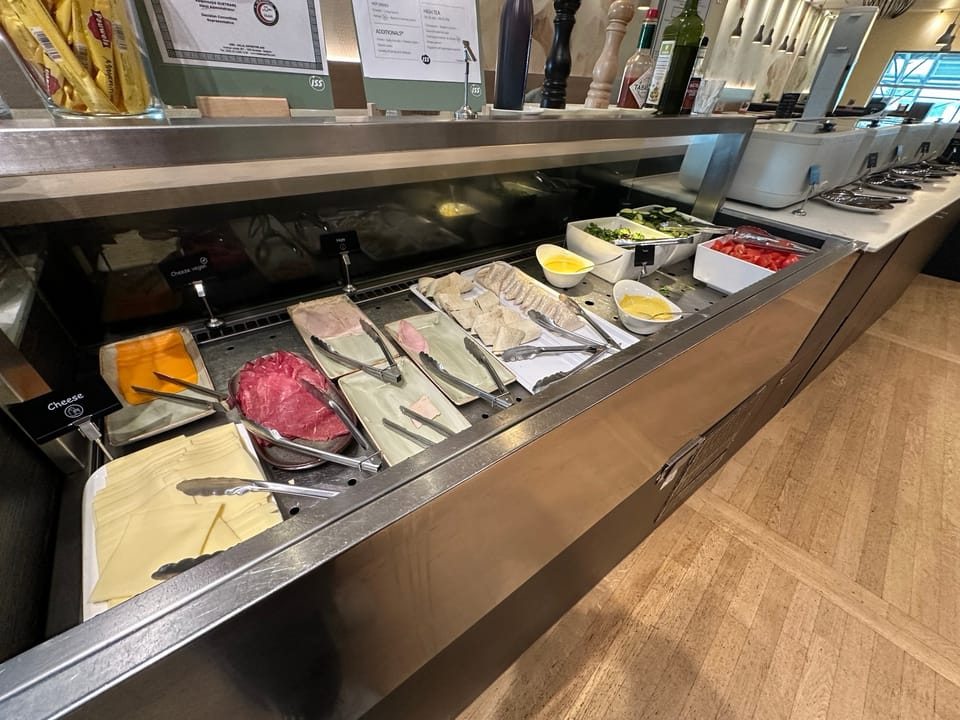 The Diamond Lounge – Brussels Airport (BRU), Terminal A – dining area