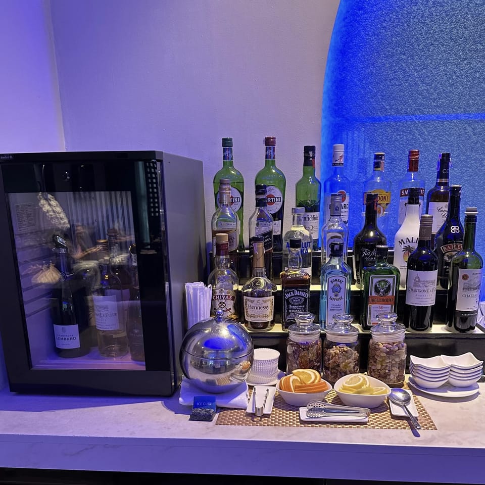 Oman Air First and Business Class Lounge – Bangkok Suvarnabhumi Airport (BKK), Main Terminal – bar