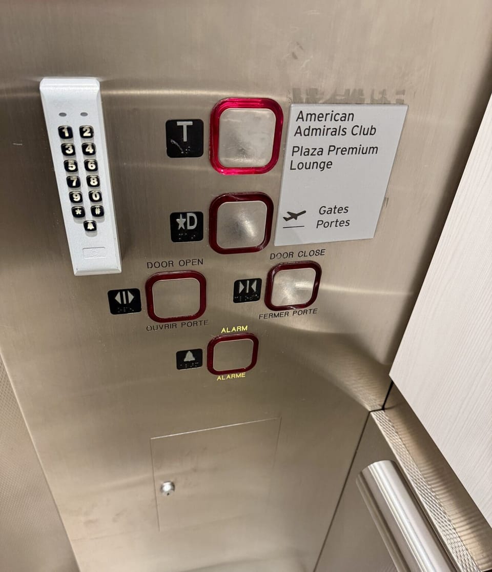 American Airlines Admirals Club – Toronto Pearson Airport (YYZ), Terminal 3