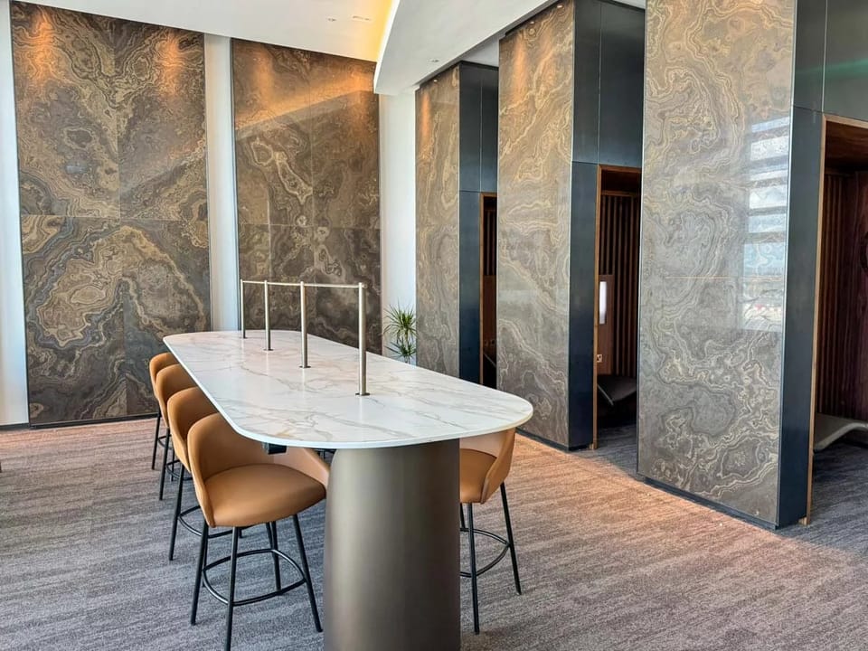 Air Canada Maple Leaf Lounge – Heathrow Airport (LHR), Terminal 2B – lounge interior