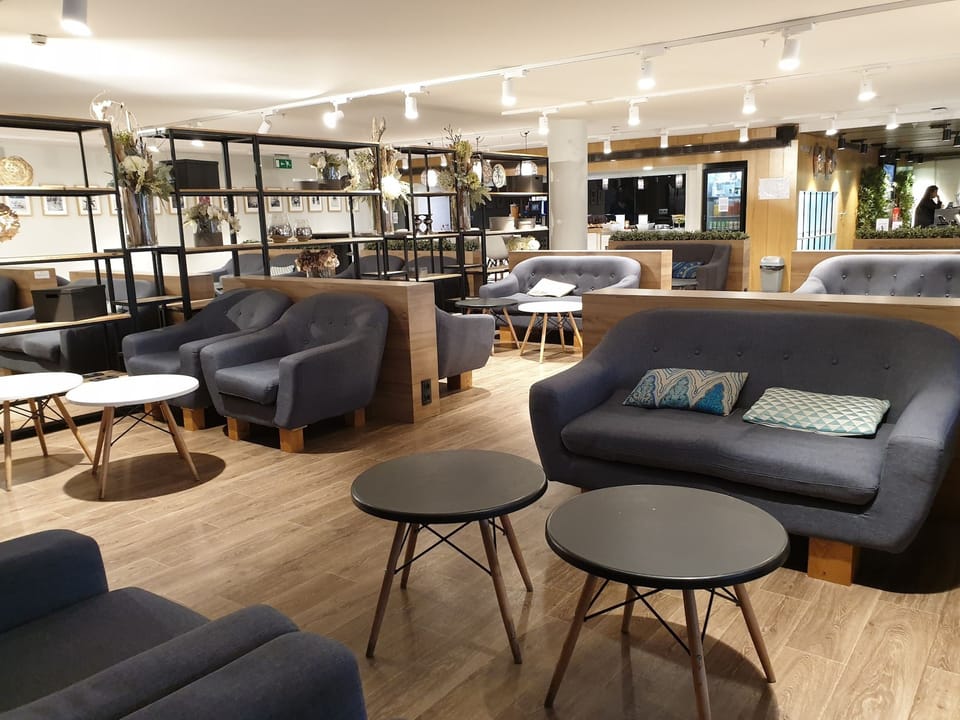 Premium Traveller – Paris Orly Airport (ORY), Terminal 1 – lounge interior
