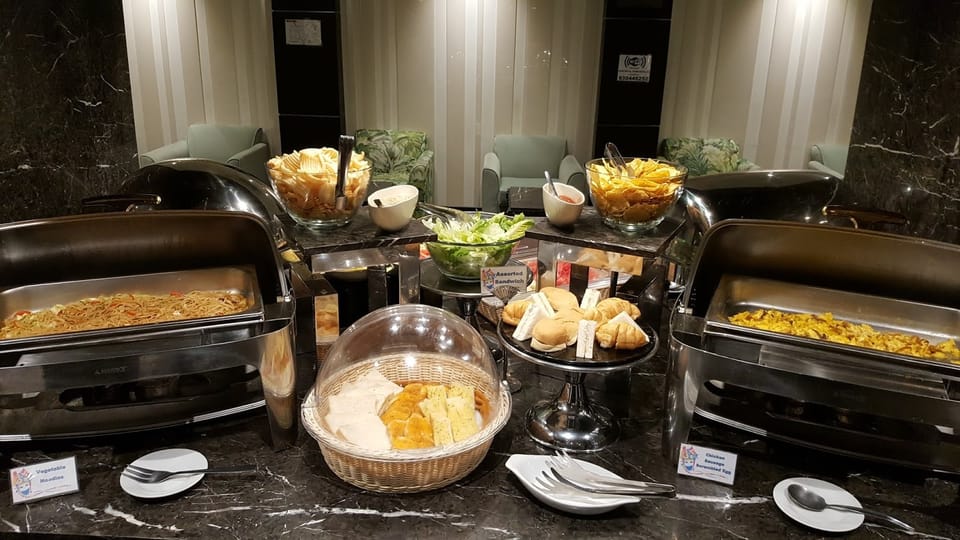 Club Manila Lounge – Manila Ninoy Aquino Airport (MNL) – dining area