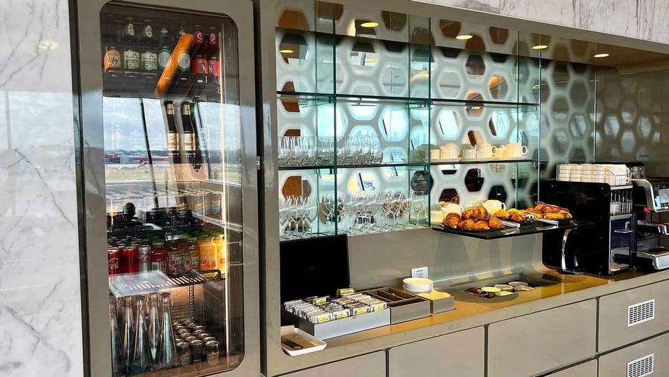 Qantas International First Lounge – Sydney Airport (SYD), Terminal 1 – bar