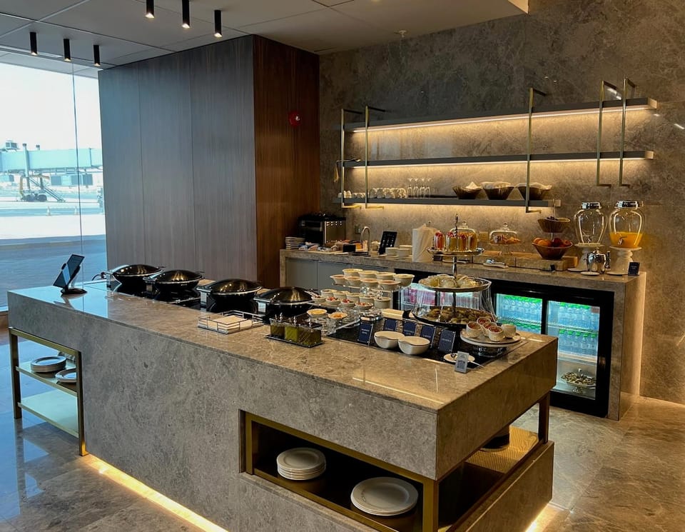 Kuwait Airways Elite Lounge – Kuwait Airport (KWI) – dining area