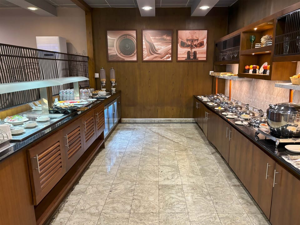 SriLankan Airlines Serenediva Lounge – Colombo Airport (CMB) – dining area