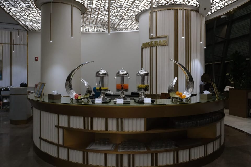 Oman Air Business Class – Muscat Airport (MCT), Main Terminal