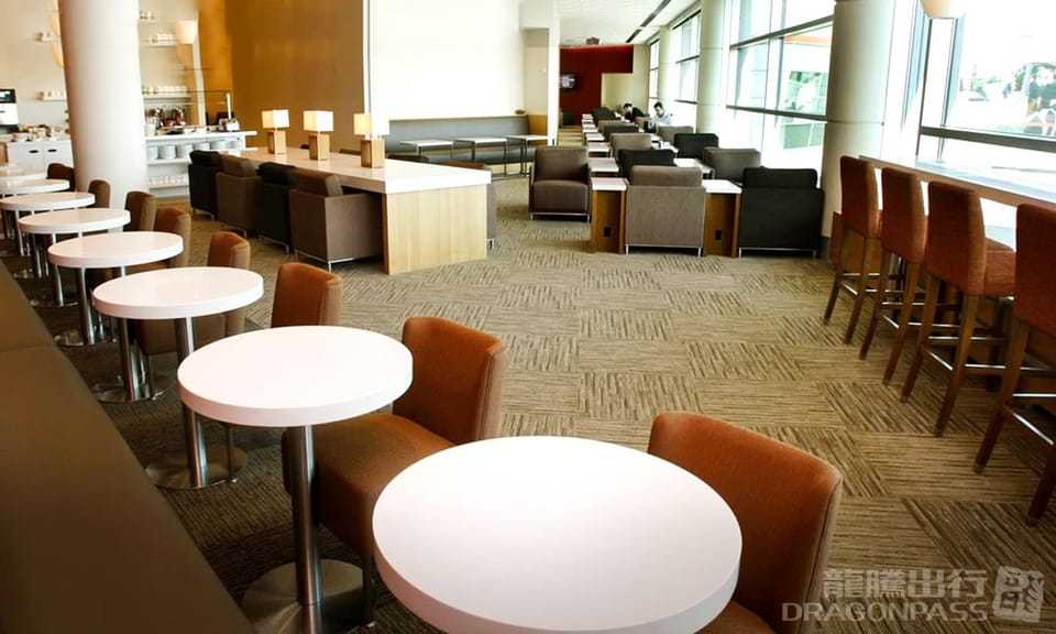 Plaza Premium Lounge (Domestic, Terminal 3) – Toronto Pearson Airport (YYZ), Terminal 3 – seating area