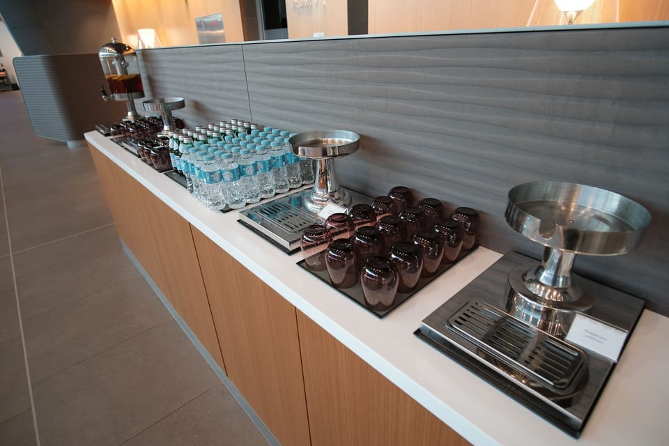 Al Maha Lounge North – Hamad International Airport (DOH) – dining area