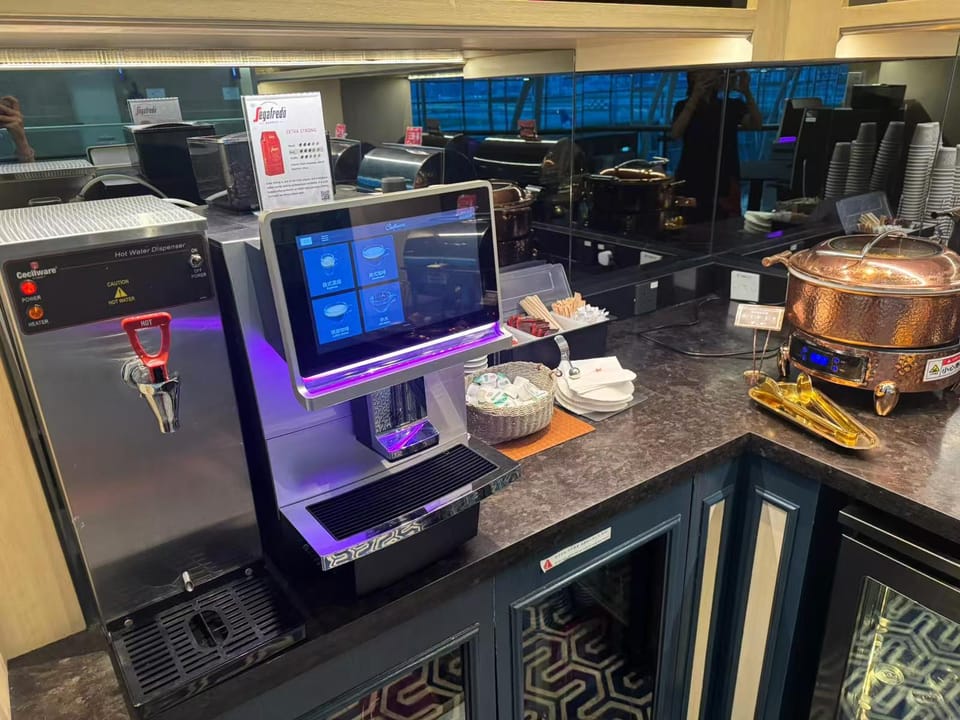 Hong Kong Airlines Lounge (Club Autus) – Hong Kong Airport (HKG), Transfer Concourse