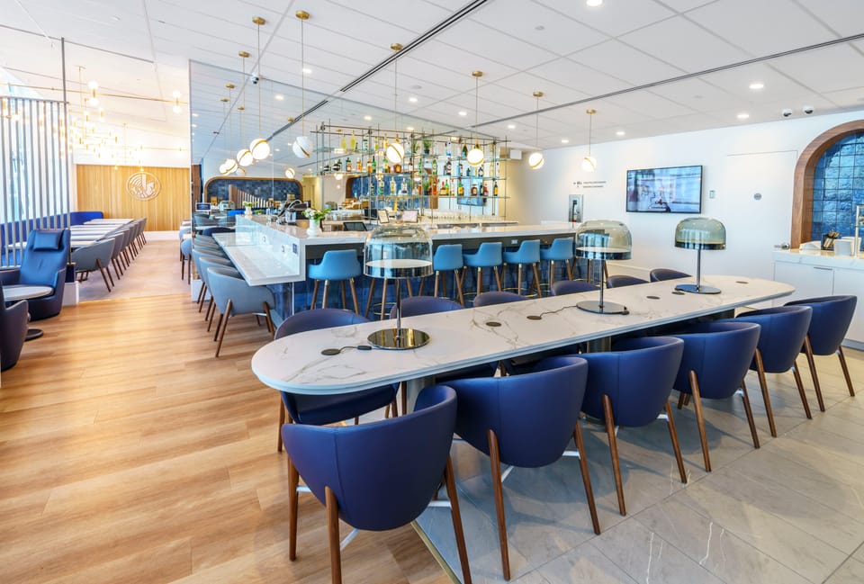 Desjardins Odyssey Lounge - Plaza Premium Lounge – Montreal Trudeau Airport (YUL), Main Terminal – bar