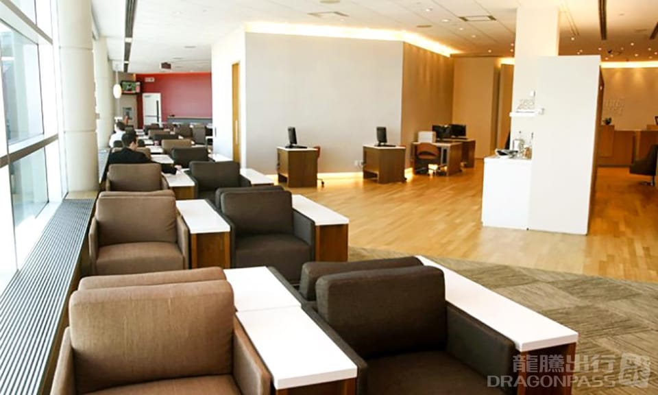 Plaza Premium Lounge (Domestic, Terminal 3) – Toronto Pearson Airport (YYZ), Terminal 3 – seating area