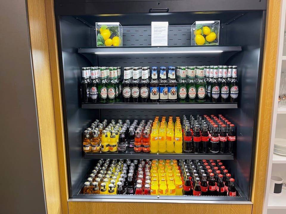 Lufthansa Bistro Lounge C14 – Frankfurt Airport (FRA), Terminal 1, Concourse C - Non Schengen – dining area