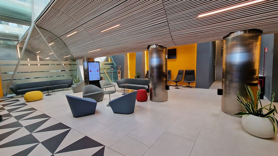 Caruso Lounge – Naples Airport (NAP), Main Terminal – seating area