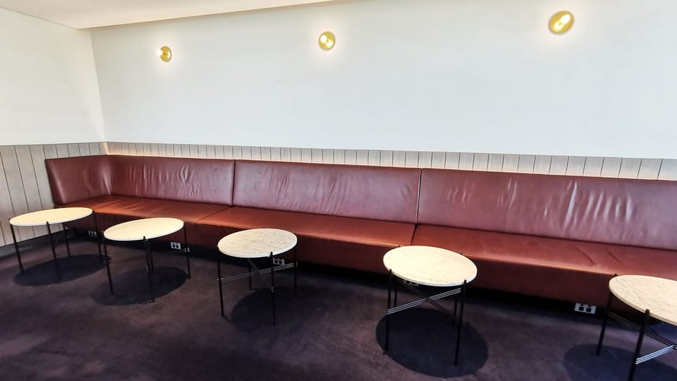 Qantas Domestic Business – Brisbane Airport (BNE), Domestic – seating area