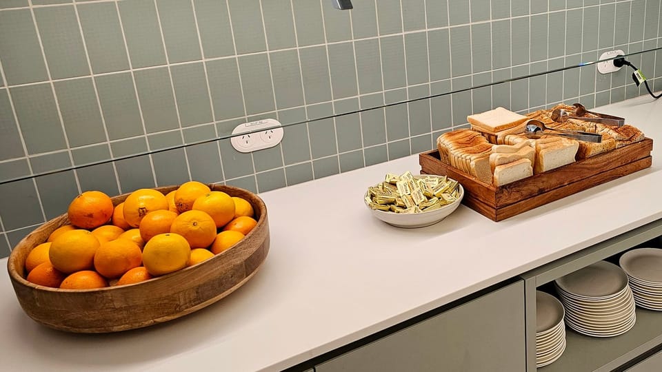 The Qantas Club (Domestic) – Adelaide Airport (ADL), Terminal 1 – dining area