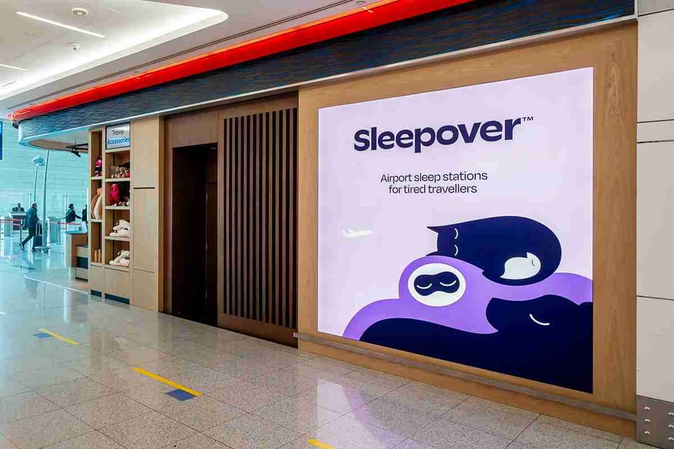 Sleepover Concourse A – Dubai International Airport (DXB), Terminal 3 – reception and entrance