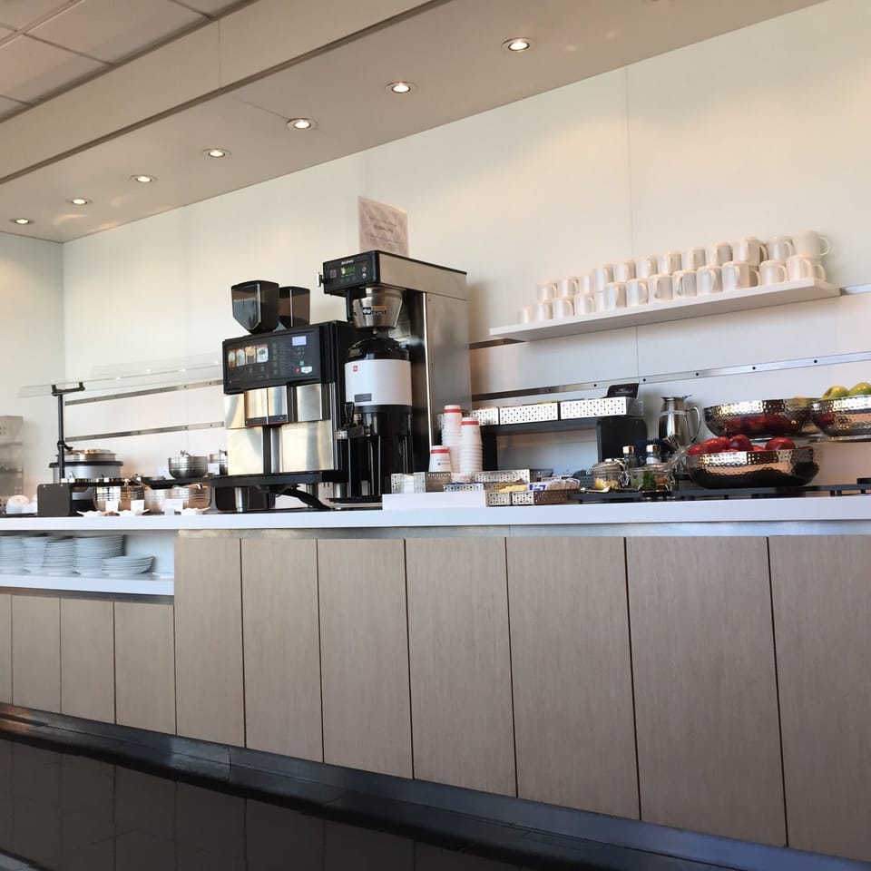 United Club – Philadelphia Airport (PHL), Between Concourses C and D