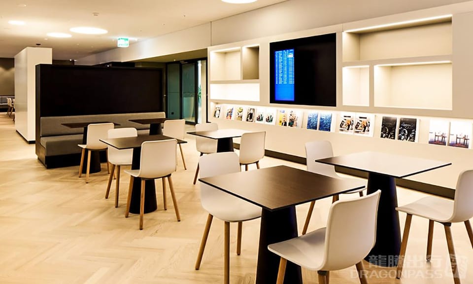 Aspire ONE Lounge – Zurich Airport (ZRH), Airside Center – seating area