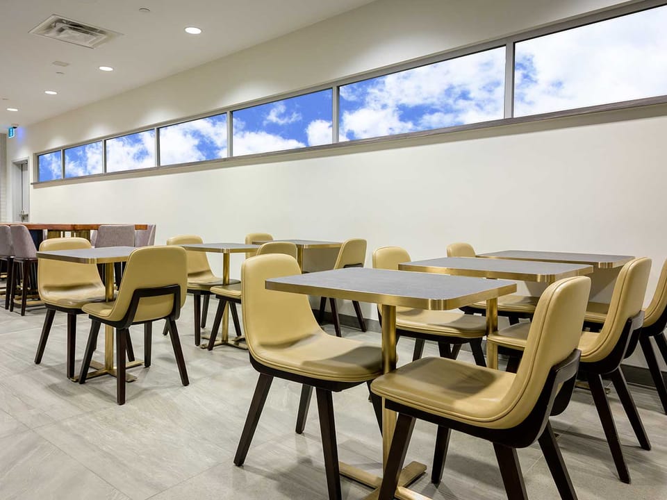Plaza Premium Lounge (US Transborder, Terminal 1) – Toronto Pearson Airport (YYZ), Terminal 1 – dining room