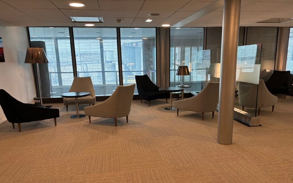Salon Paris – Paris Charles de Gaulle Airport (CDG), Terminal 2C – seating area