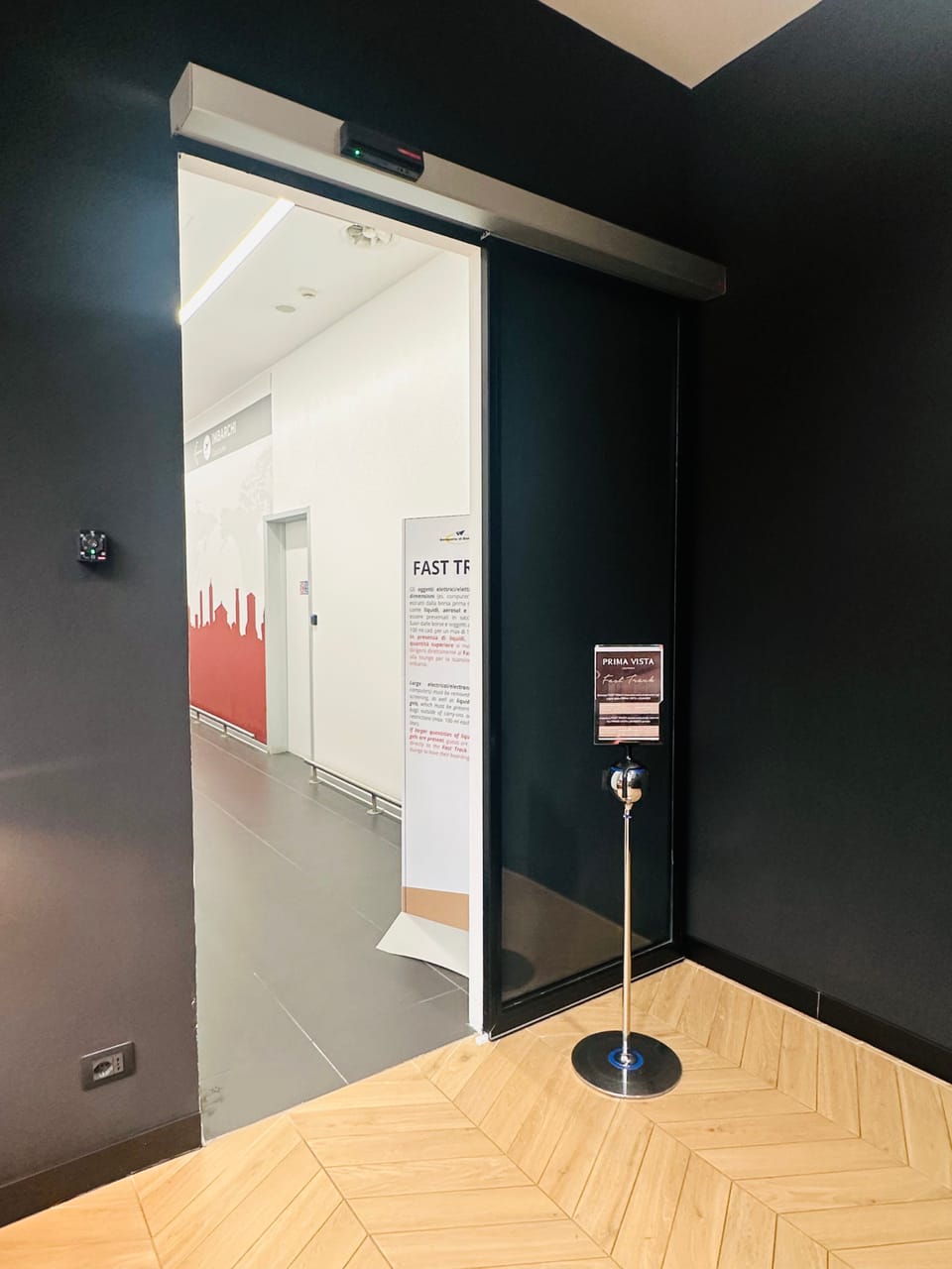 Prima Vista Lounge – Bologna Airport (BLQ), Main Terminal – reception and entrance