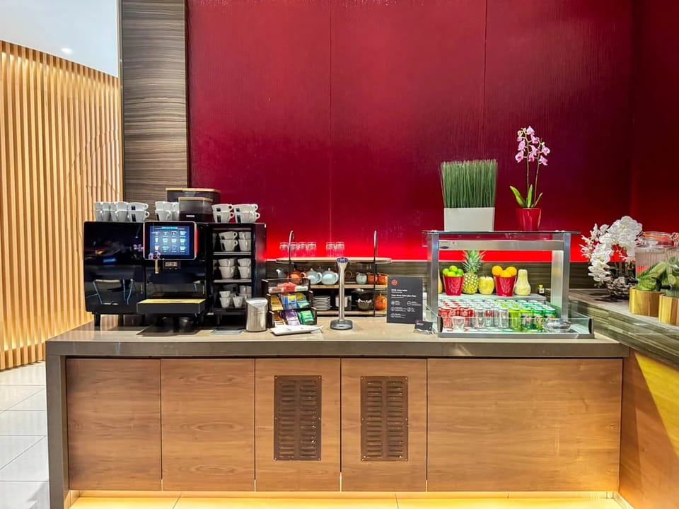 Air Canada Maple Leaf Lounge – Heathrow Airport (LHR), Terminal 2B – dining area