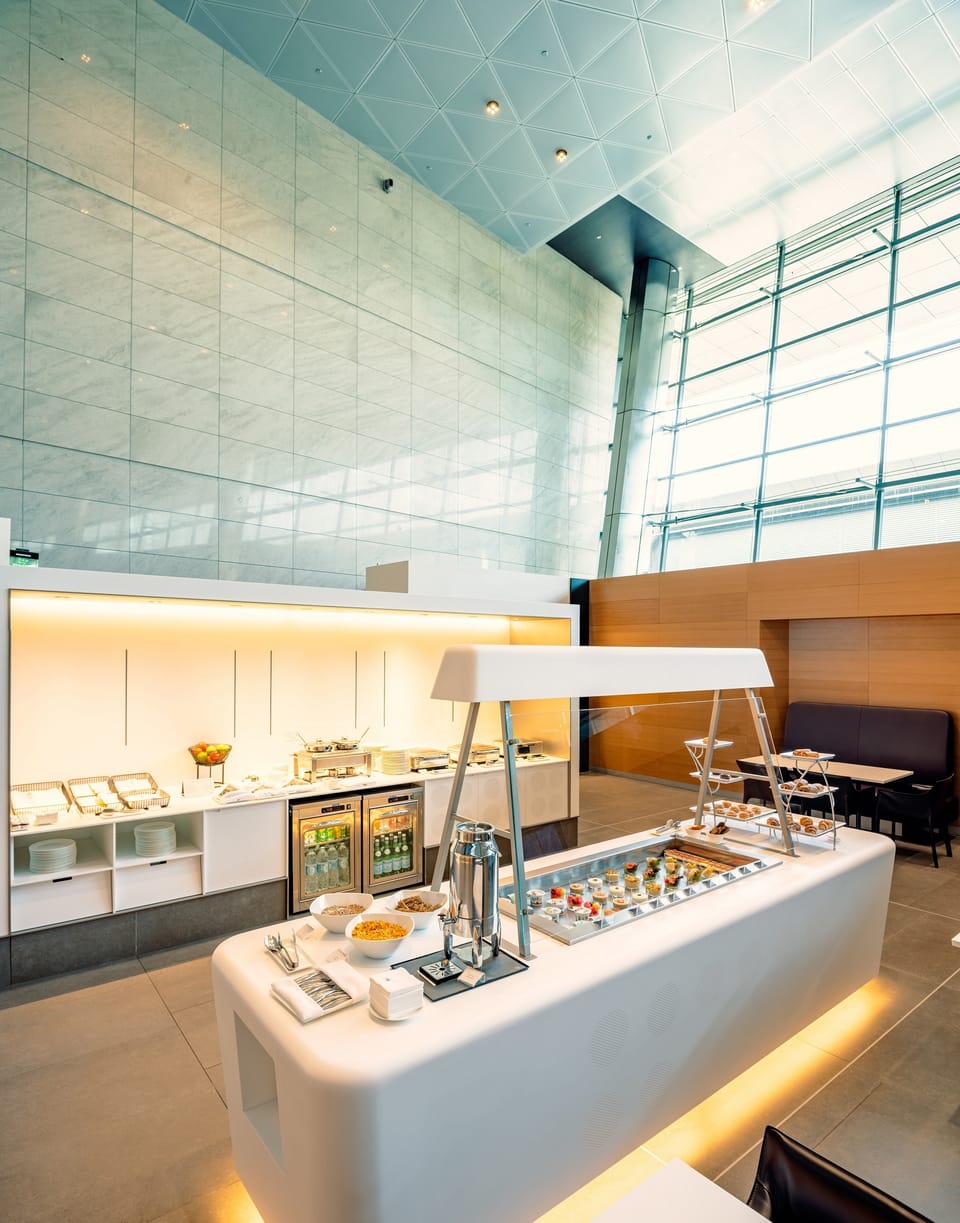 Al Maha Lounge North – Hamad International Airport (DOH) – dining area