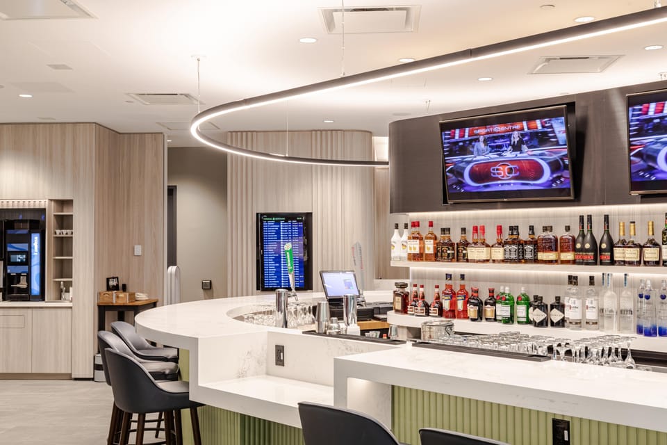 Plaza Premium Lounge (Domestic, Terminal 1) – Toronto Pearson Airport (YYZ), Terminal 1 – bar
