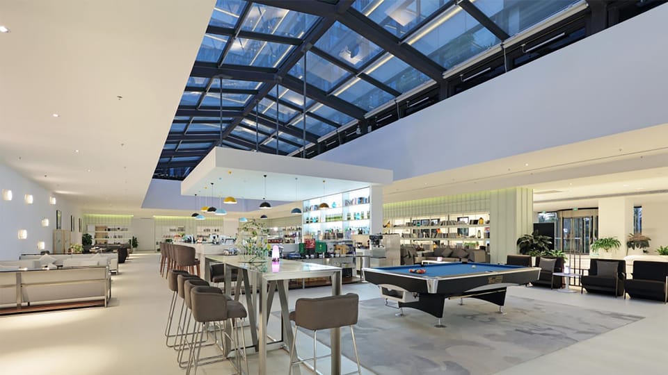 Sleeping in Airport Hotel – Haikou Meilan Airport (HAK), Terminal 1 – lounge interior