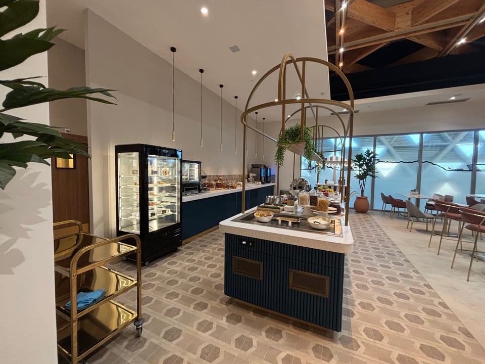 The Levity Lounge – Nice Airport (NCE), Terminal 2 – dining room