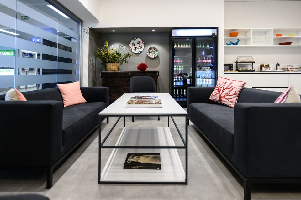 Club Lounge – Airport (AHO) (AHO), Main Terminal