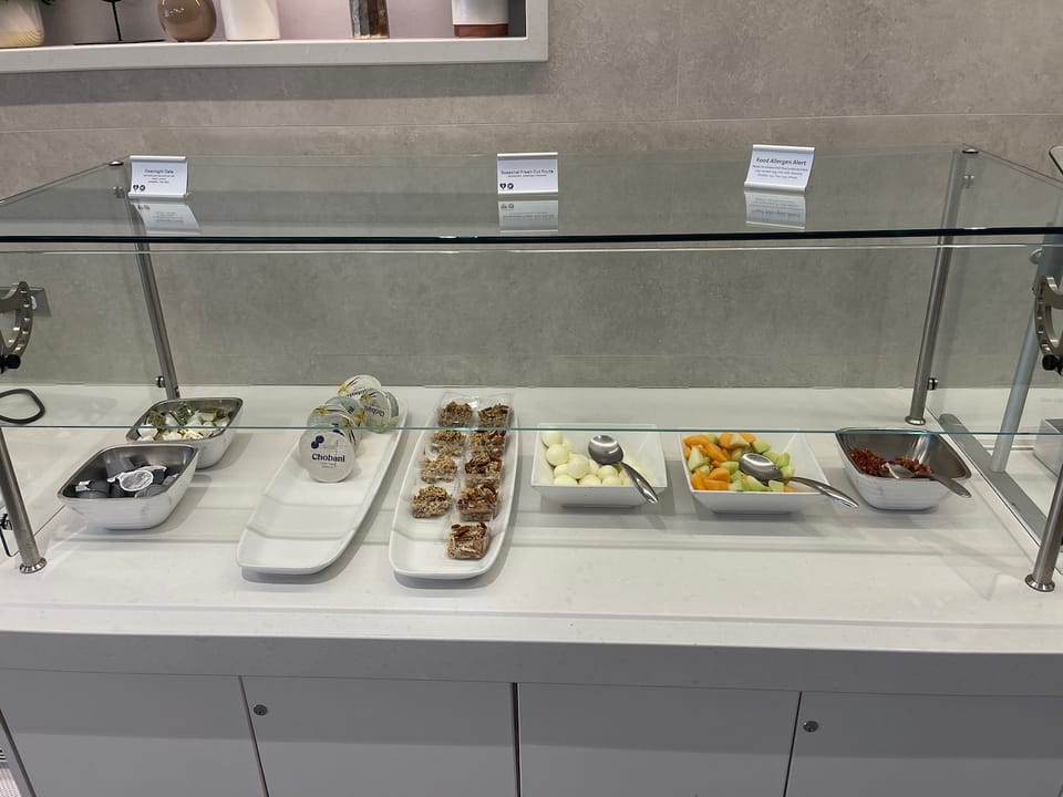 American Airlines Admirals Club – Pittsburgh Airport (PIT), Main Terminal – dining area