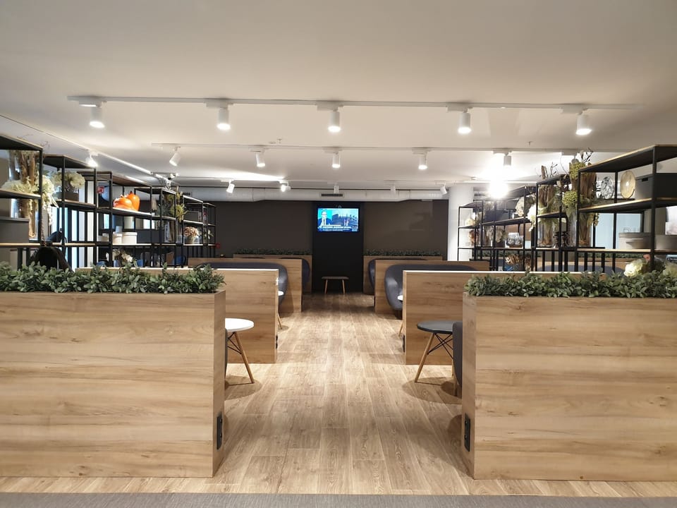 Premium Traveller – Paris Orly Airport (ORY), Terminal 1 – lounge interior