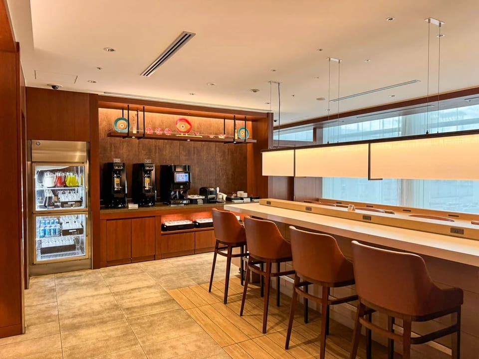 Japan Airlines Sakura Lounge – Naha Airport (OKA), Domestic Terminal – bar