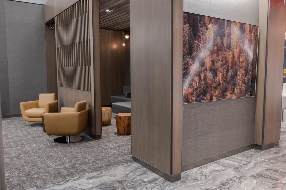Air Canada Maple Leaf Lounge – LaGuardia Airport (LGA), Terminal B