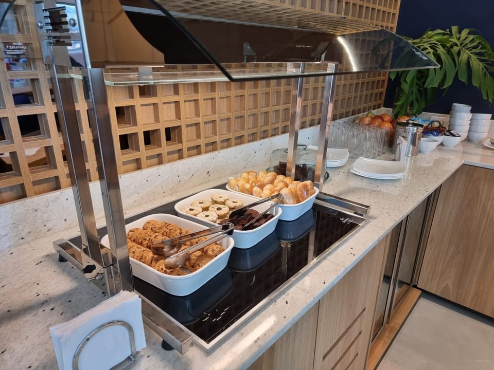 Coworking - Latitude – Rio de Janeiro Santos Dumont Airport (SDU), Terminal 2 – dining area