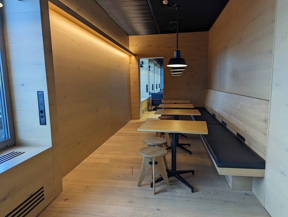 SWISS Alpine Lounge – Zurich Airport (ZRH), Airside Center – dining area