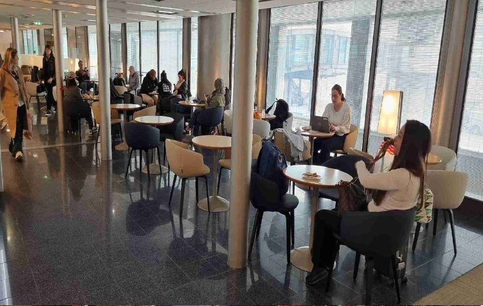 Salon Paris – Paris Charles de Gaulle Airport (CDG), Terminal 2C – seating area