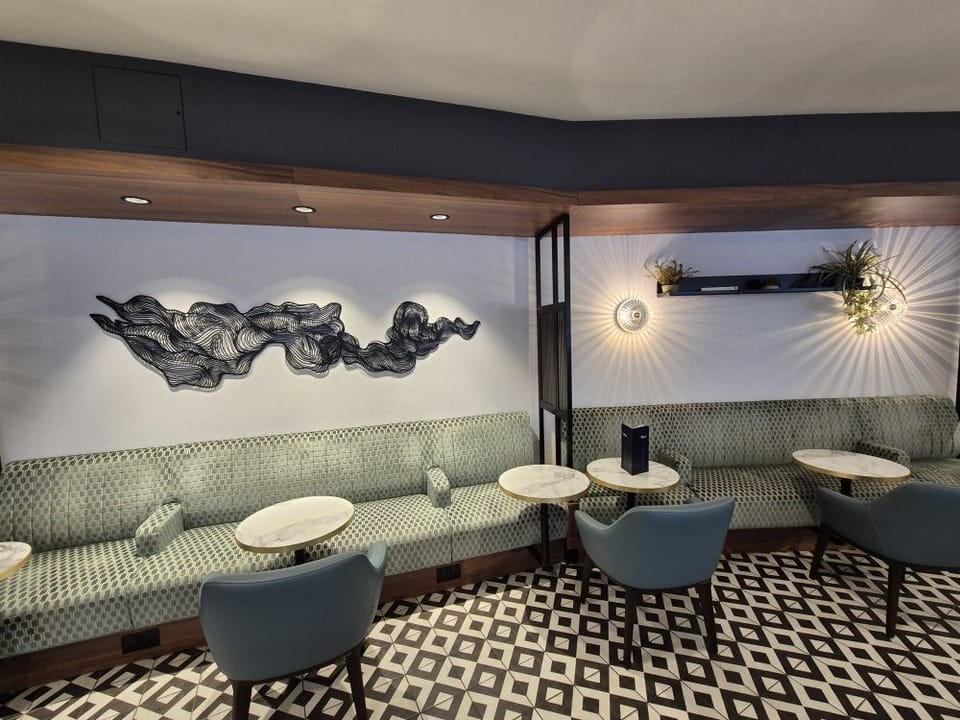 Saudia Lounge – Heathrow Airport (LHR), Terminal 4 – seating area