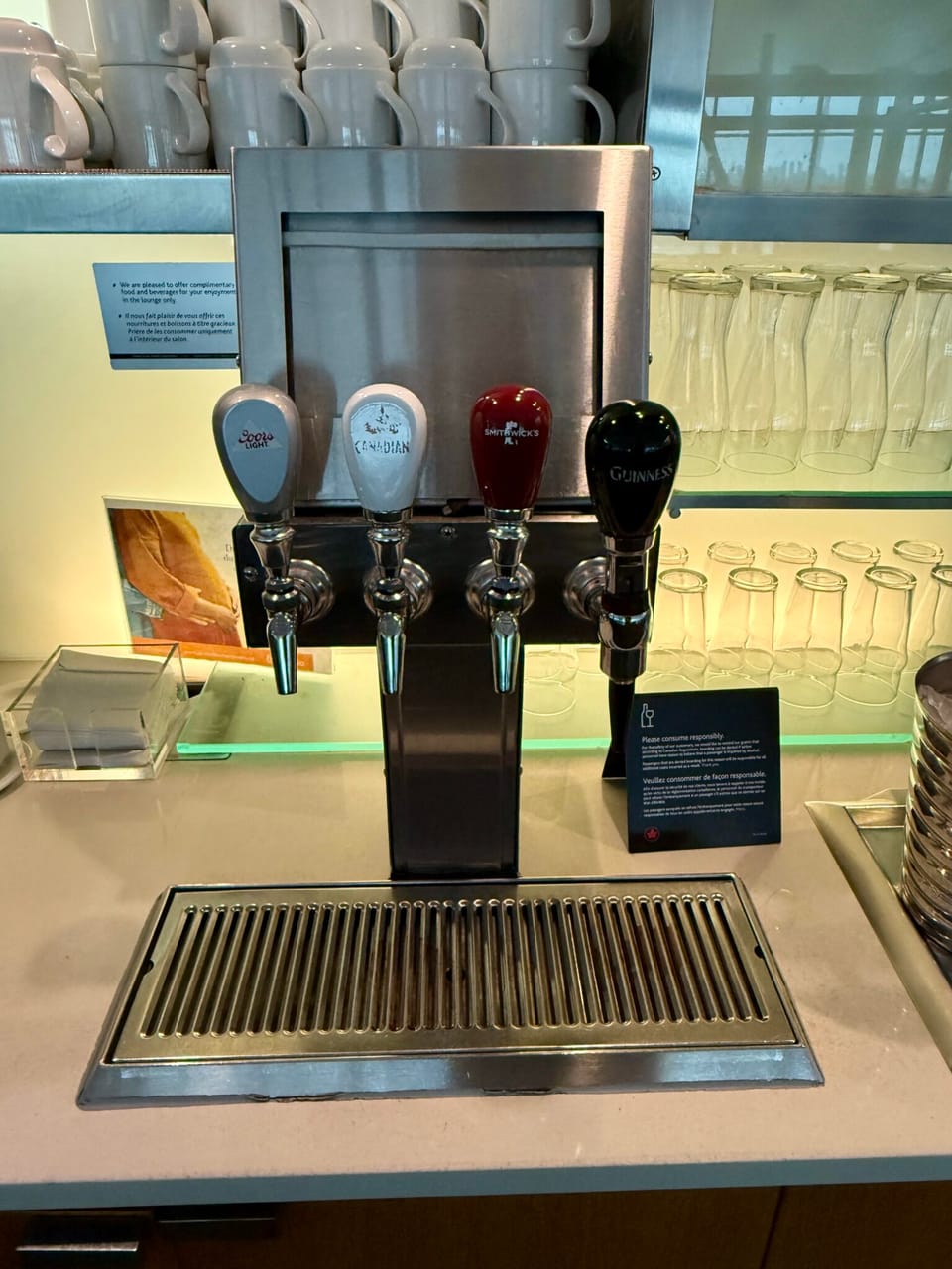Air Canada Maple Leaf Lounge – Toronto Pearson Airport (YYZ)