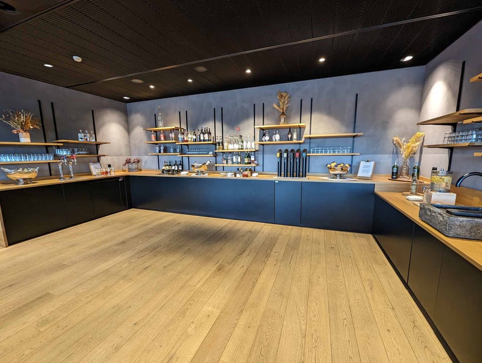 SWISS Alpine Lounge – Zurich Airport (ZRH), Airside Center – bar